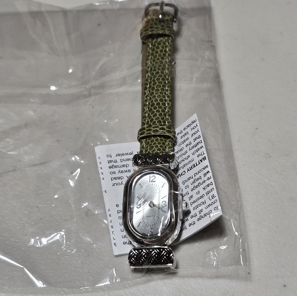 New Unused Green and silver tone, womens, fashion watch 14 - Picture 2 of 3